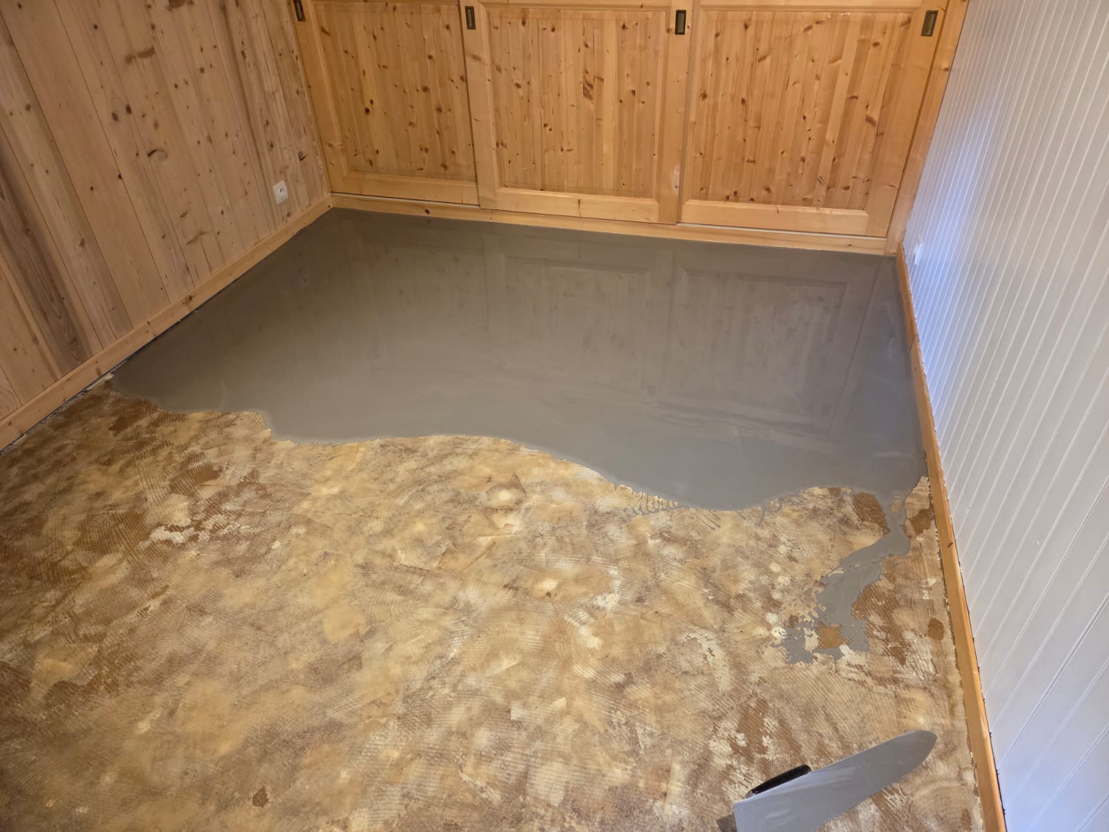 Ragréage en cours dans un salon en rénovation