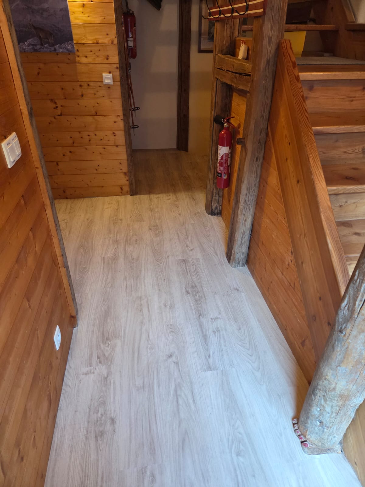 Couloir avec sol souple PVC blanc cassé, finition mat