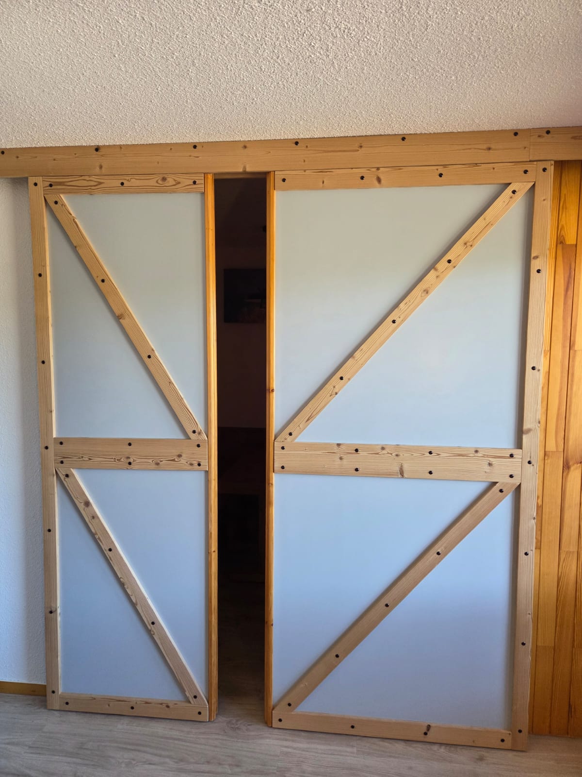 Détail de finitions menuiseries — plinthes et raccords