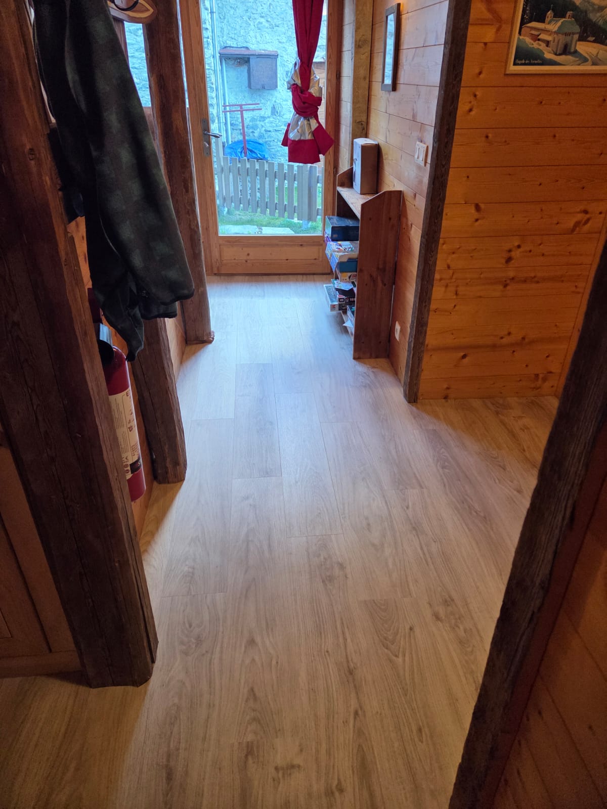 Couloir avec sol en PVC imitation bois clair, finition mat