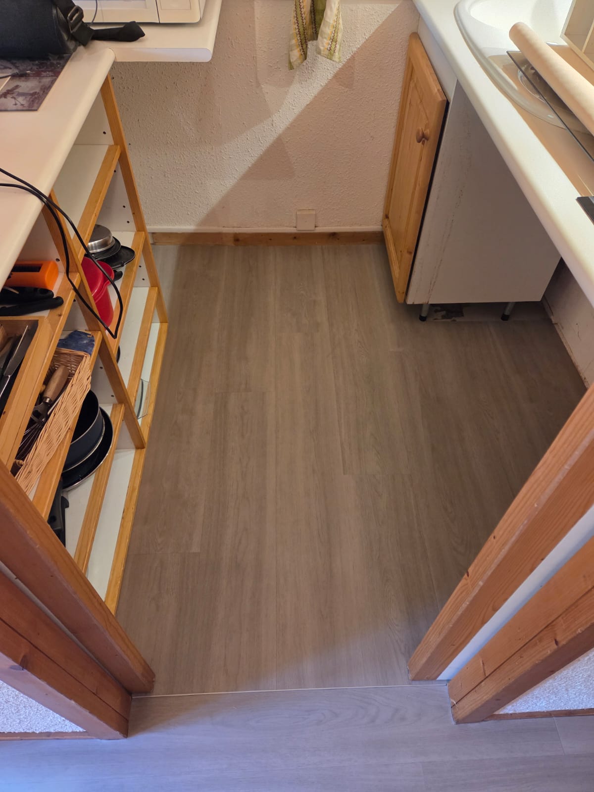 Salle de cuisine avec sol en PVC souple, finition mat, couleur bois clair