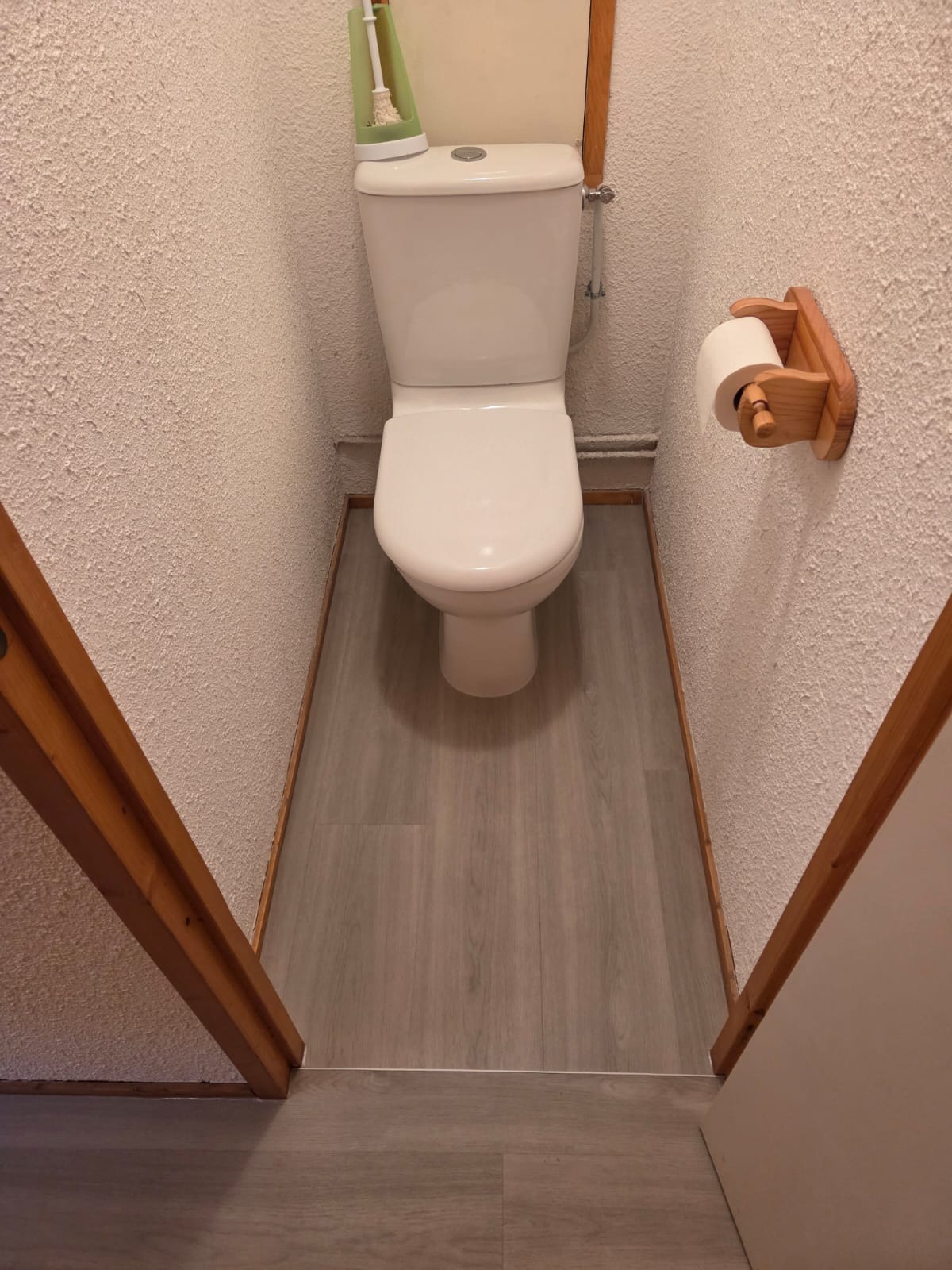 Installation de sol PVC dans une petite salle de bain en cours de réalisation